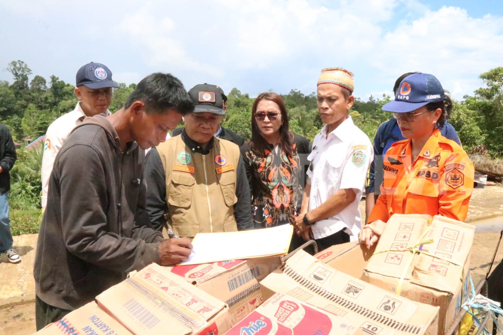 Penyerahan bantuan korban kebakaran
