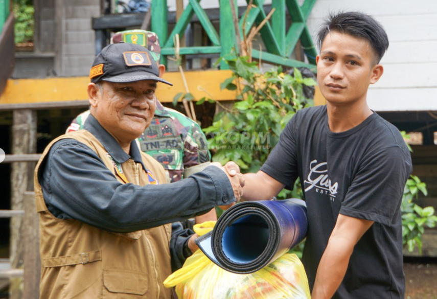 Tanggap Kebakaran di Long Pakaq Baru, Wabup Mahulu Serahkan Bantuan dan Semangati Korban
